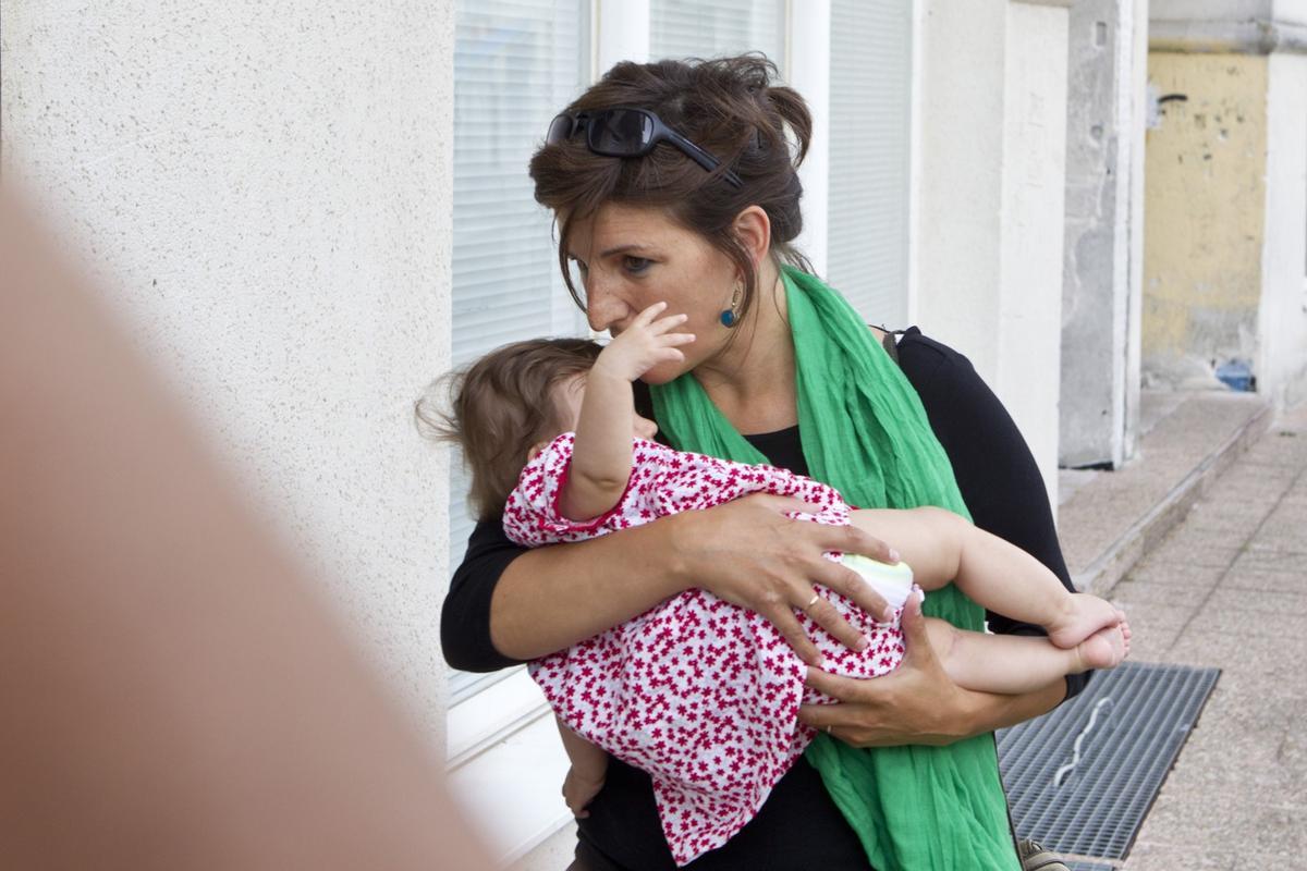 Yolanda Díaz con su hija en brazos, en 2012.