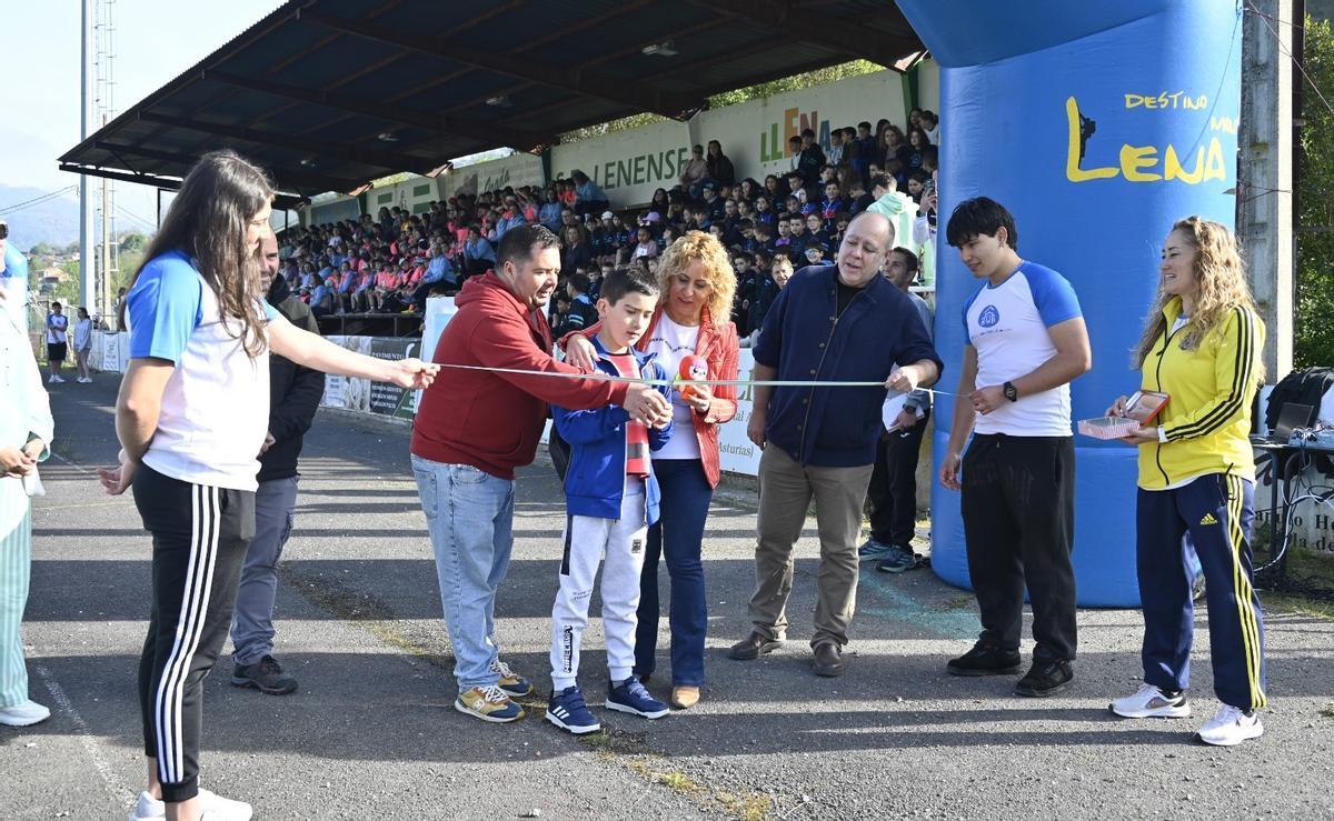El pequeño Dani, junto a su padre y la alcaldesa de Lena. Gema ÁLvarez, cortando la cinta inauguran de la carrera.