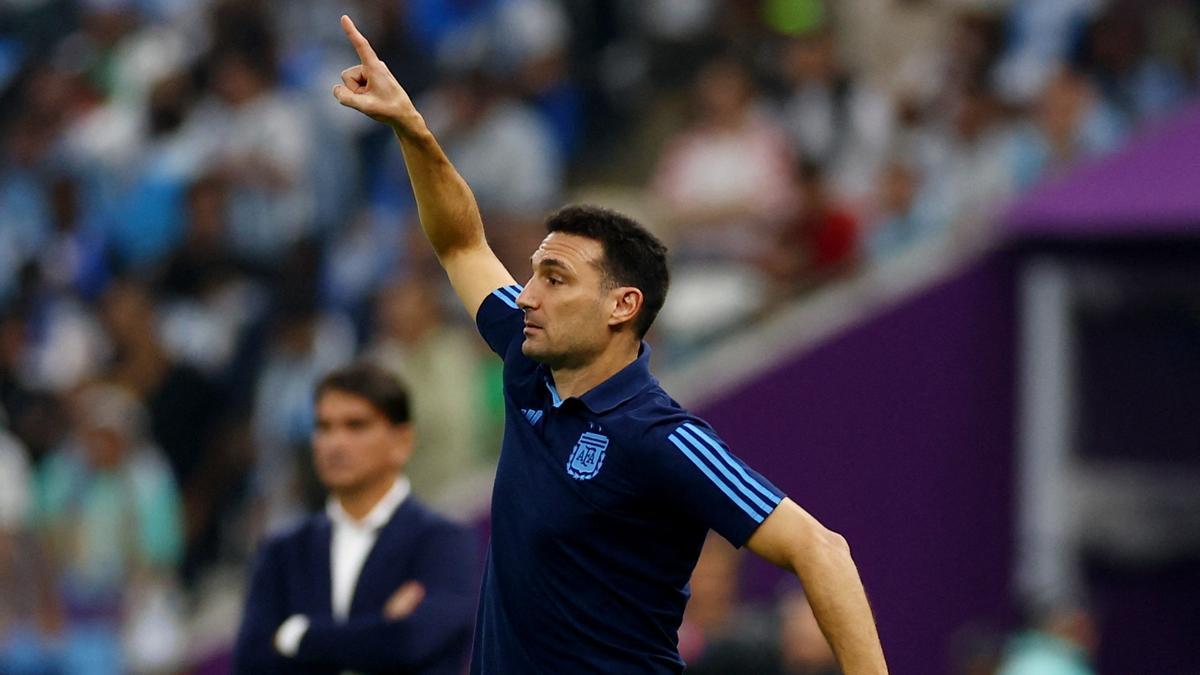Scaloni da instrucciones a sus jugadores durante el Argentina-Croacia en la semifinal del Mundial.
