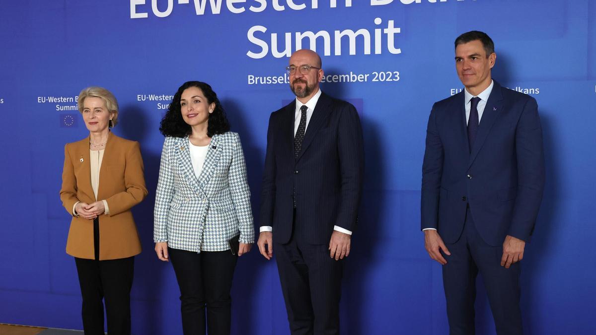 Junto a Pedro Sánchez y Charles Michel, la presidenta de Kosovo, Vjosa Osmani, a la que también dio la bienvenida Úrsula Von der Leyen.
