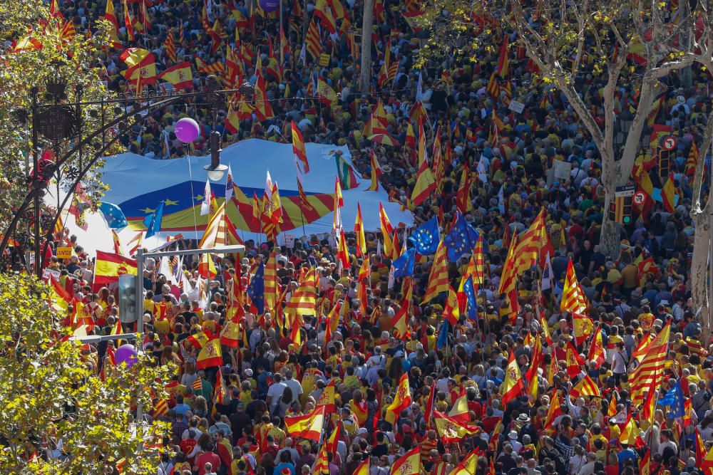 Milers de persones es manifesten a favor de la unitat d'Espanya a Barcelona