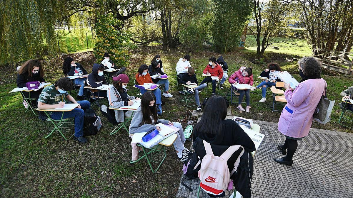 El instituto estaba dando las clases en el exterior, siempre que la climatología lo permitía, para evitar contagios. |   // GUSTAVO SANTOS