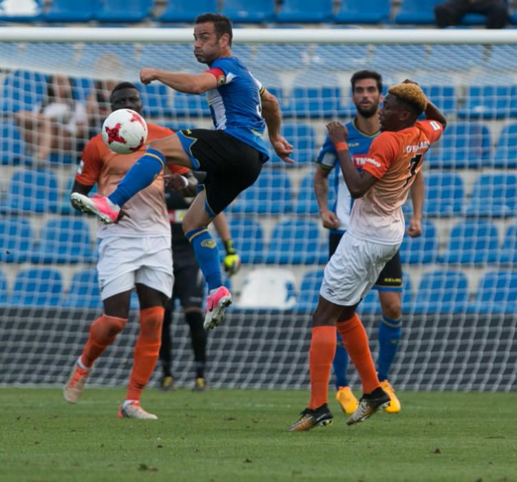 El Hércules despide al técnico argentino tras ganar por 3-2 al Peralada con mucho sufrimiento.