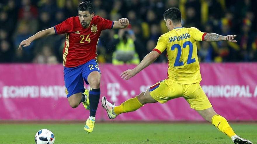 Nolito se escapa de Sapunaru durante un amistoso ante Rumanía. // Efe