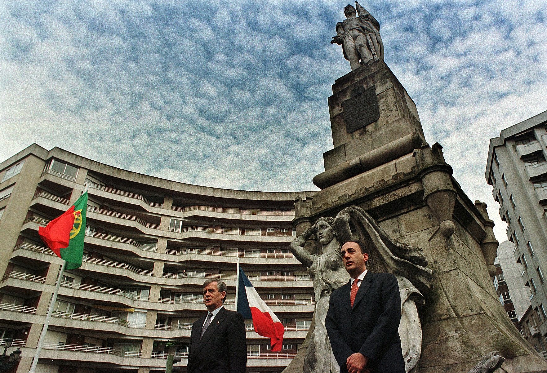 1999 El entonces alcalde de Vigo, Manuel Pérez, durante la ofrenda floral ante el monumento en la plaza de Independencia Javier Teniente.jpg