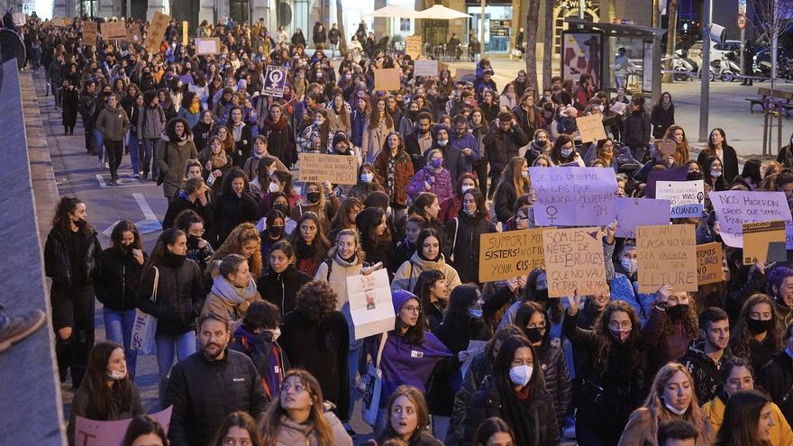 Centenars de persones participen en la manifestació feminista del 8-M a Girona