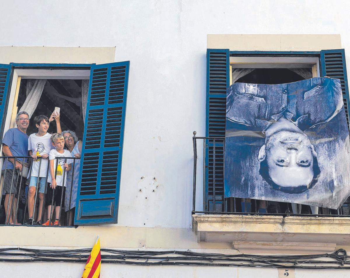 El Cosso ejecuta su ‘venganza’ contra Le Senne y rompe su foto en el pregón