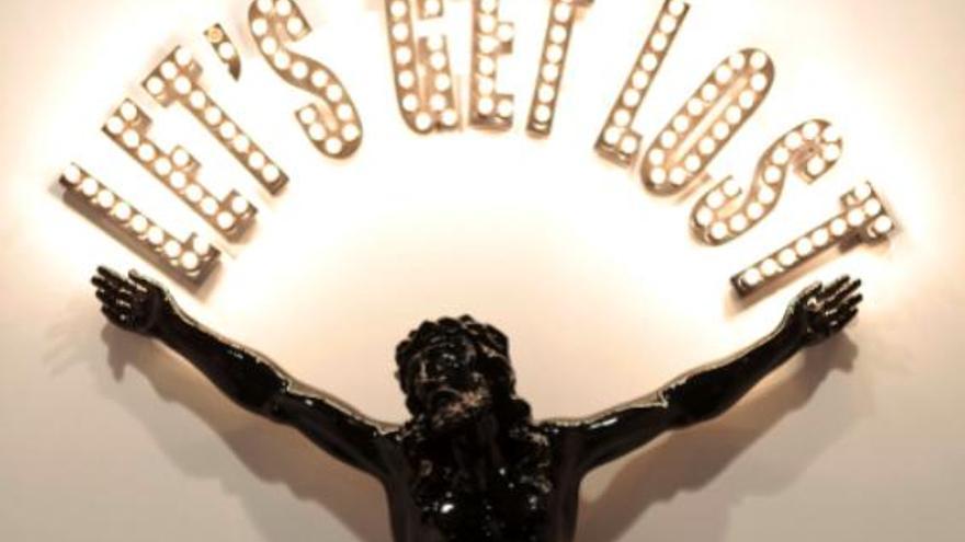 Fotografía facilitada por la galería ADN del Jesucristo negro, obra del artista malagueño Carlos Aires, que forma parte de la exposición &quot;Let&#039;s get physical&quot; formada con obras de tallas de Jesucristo, discos de vinilo dorados y tricornios de la Guardia Civil, inaugurada hoy en la galería barcelonesa.