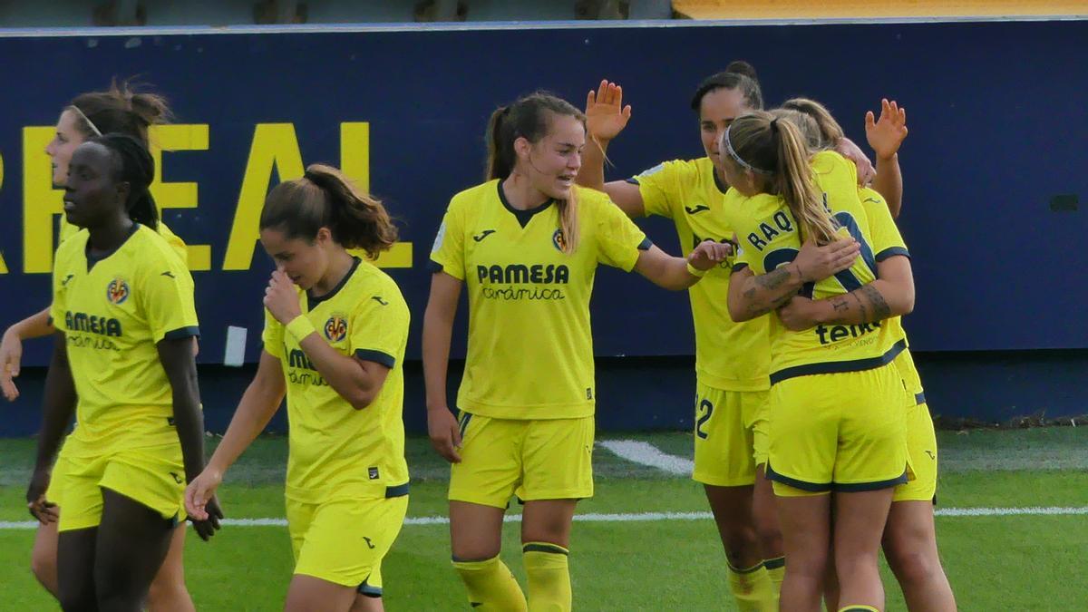 Las jugadoras amarillas celebran el gol del empate de Claudia Iglesias.