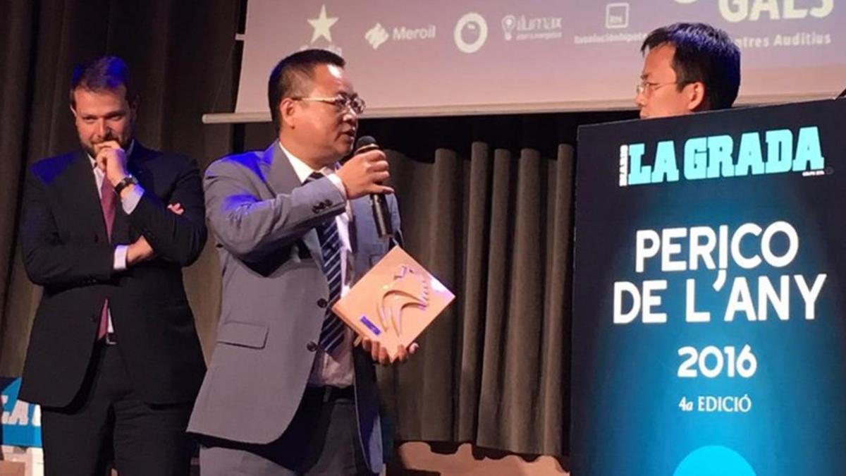 Chen Yansheng recibe el premio Perico de l'Any 2016 del diario 'La Grada'.