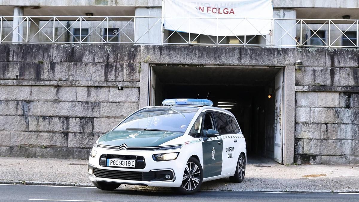 El vehículo de la Guardia Civil sale de los juzgados de Santiago.