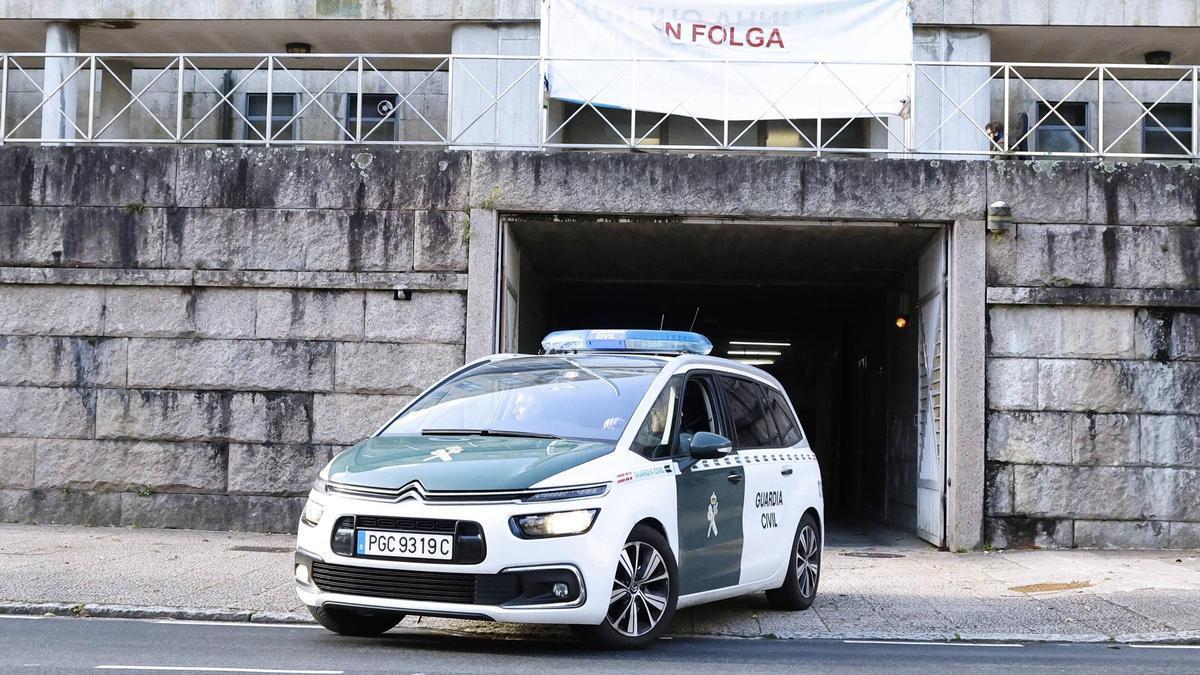 El vehículo de la Guardia Civil sale de los juzgados de Santiago.