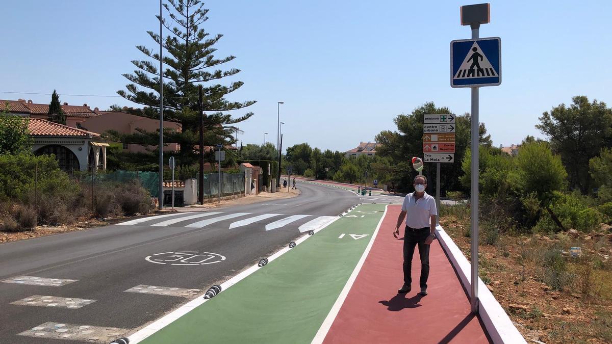 El alcalde, Francisco Juan, ha presentado el nuevo carril bici con zonas peatonales en la carretera de Las Fuentes (Alcalà-Alcossebre).