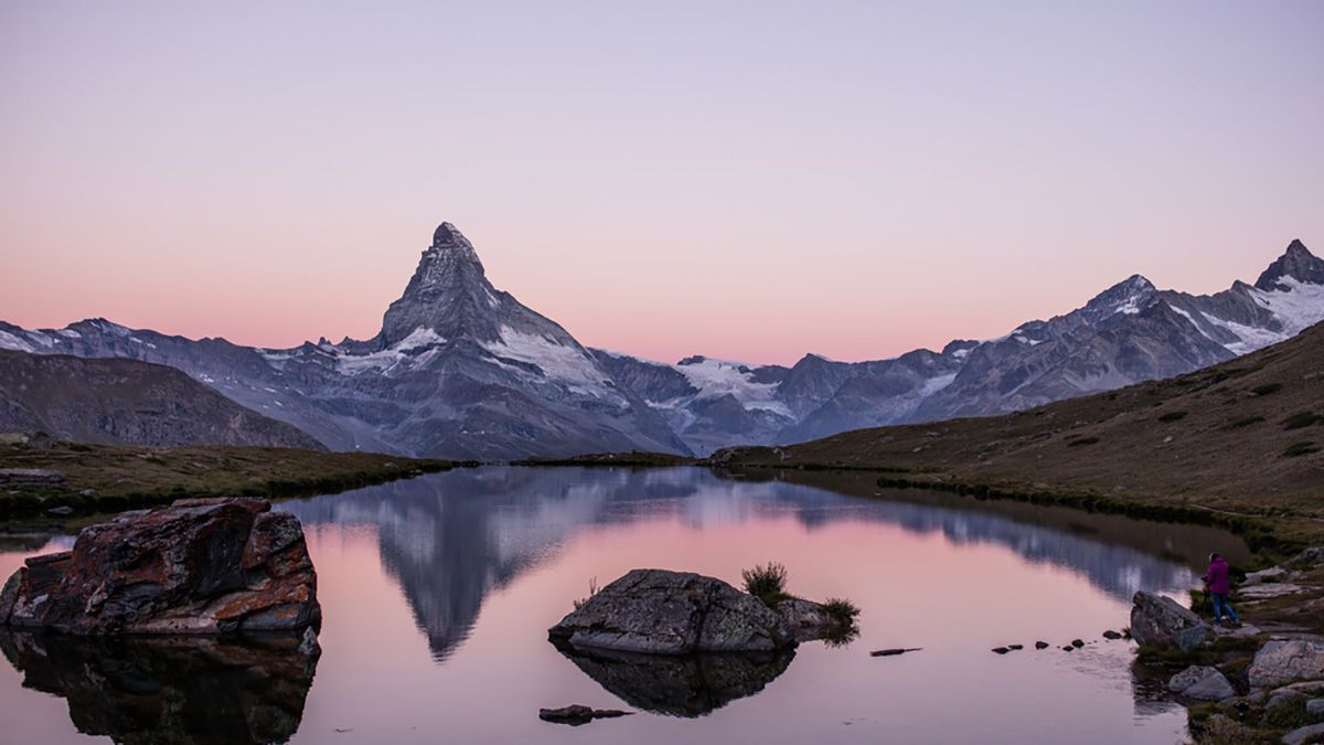 El Matterhorn se refleja al atardecer en uno de los lagos de Zermatt, uno de los paisajes alpinos más emblemáticos del viaje por Suiza.