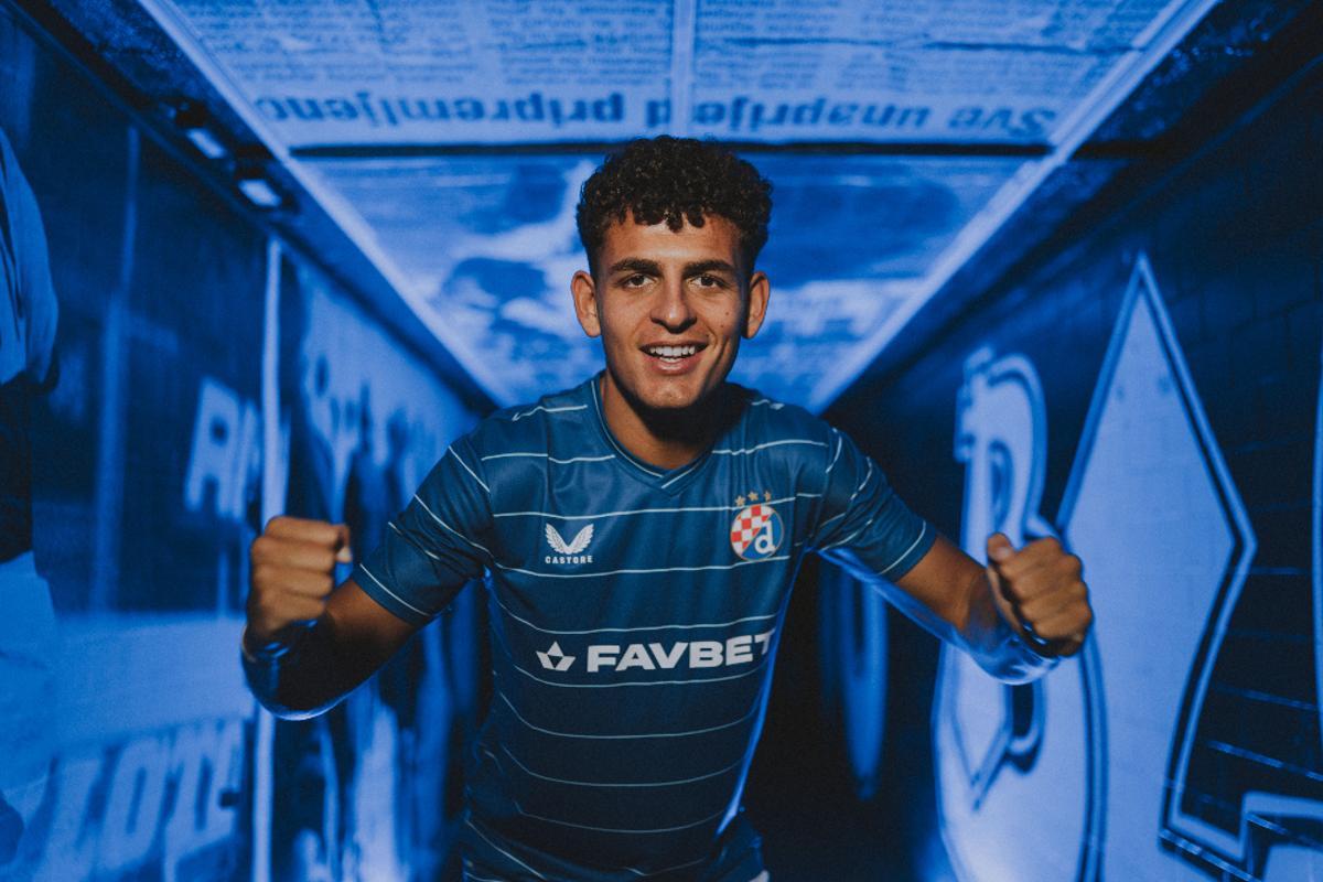 Sergi Domínguez con la camiseta del Dinamo Zagreb