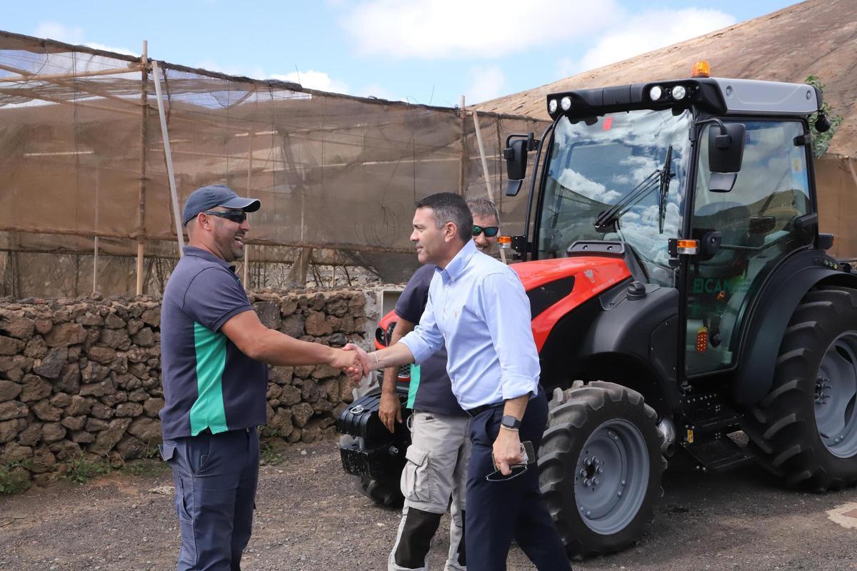 Visita del presidente, José Betencort, a la Granja Agrícola Experimental.