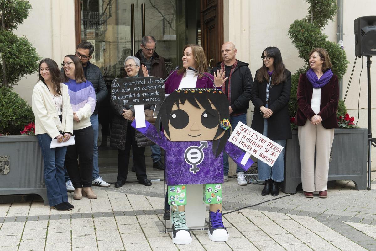 El acto central tuvo lugar el 6 de marzo con la concentración y lectura del manifiesto institucional en la puerta del Ayuntamiento.