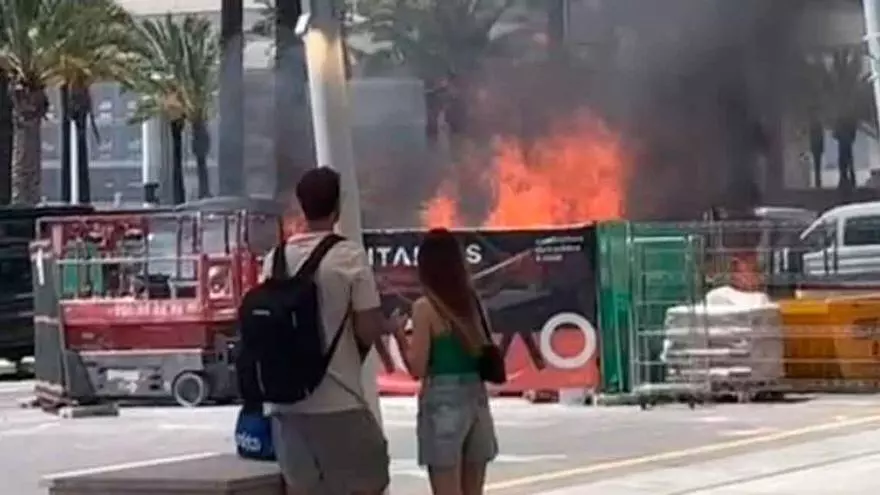 Un autobús de turistas arde en el párking del aeropuerto de Palma