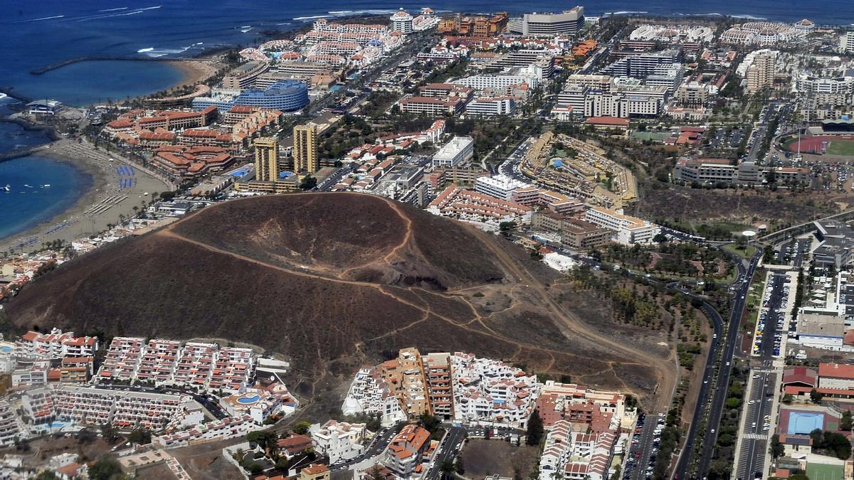 Vista parcial de Los Cristianos y Playa de las Américas, en Arona