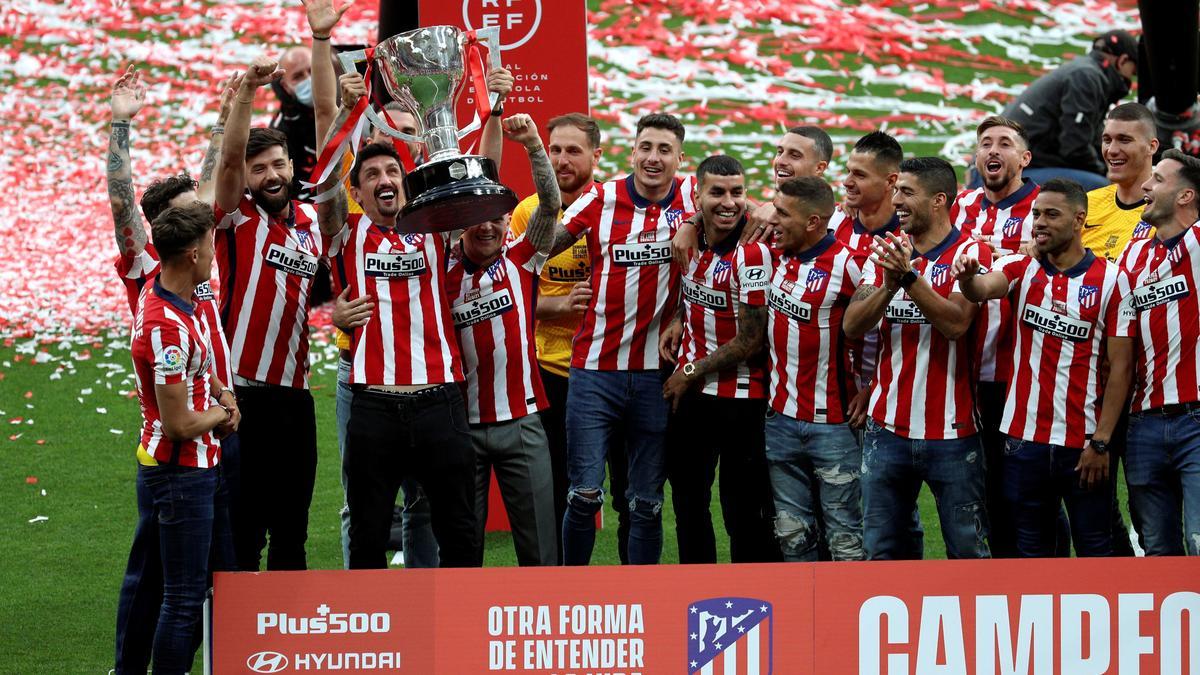 LALIGA SANTANDER | El Atlético de Madrid recibe la copa de campeón