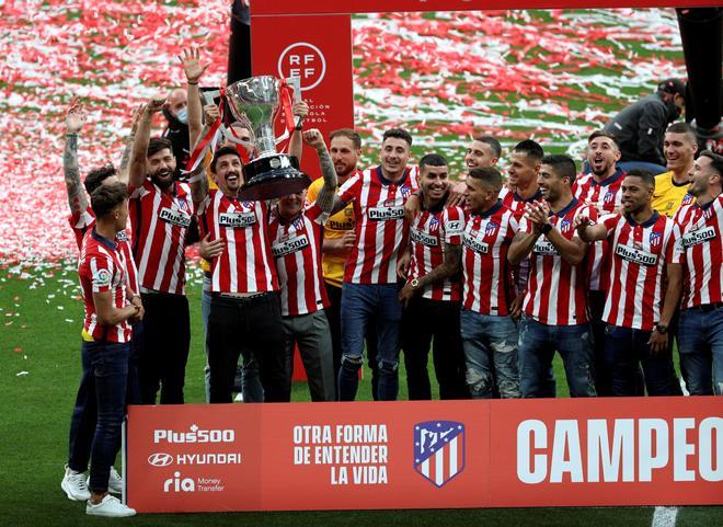 LALIGA SANTANDER | El Atlético de Madrid recibe la copa de campeón.