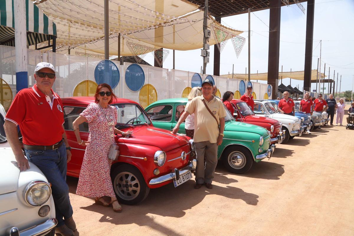 Concentración de Seat 600 en la Feria de Córdoba este lunes.