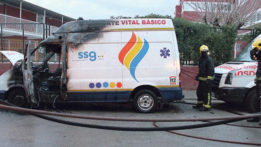 Varios bomberos, junto a la ambulancia que ardió ayer tarde en el polígono Can Valero.