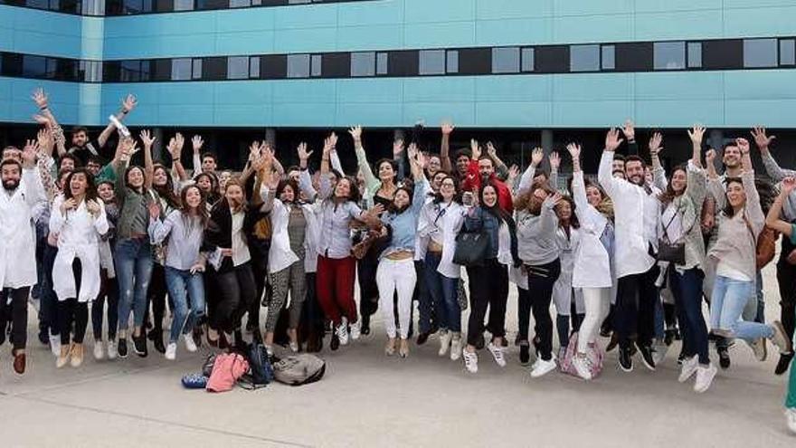 Los universitarios y el equipo directivo y docente, durante la foto de familia con la que cerraron el acto de despedida del curso en el hospital Álvaro Cunqueiro. // Marta G. Brea