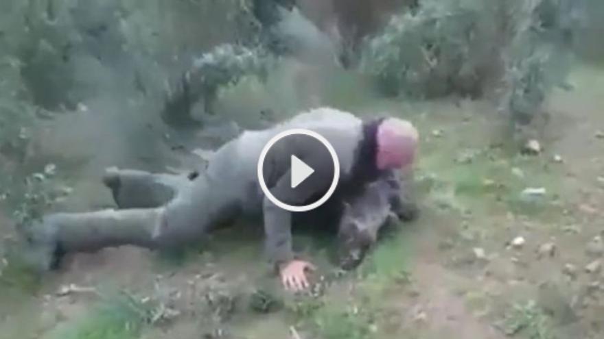 Las imágenes de un cazador gallego mordiendo un jabalí muerto desatan la ira de animalistas