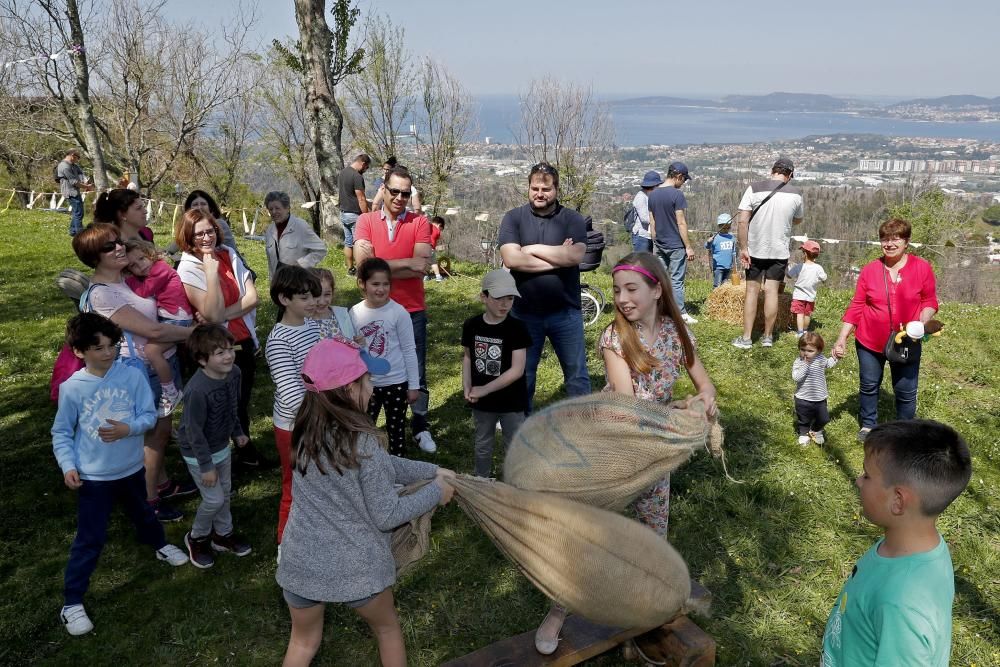 Numerosas familias participan en la Festa Miudiña en Monte dos Pozos, cita que realza el entretenimiento tradicional: sin cables ni teclas ni pantallas.