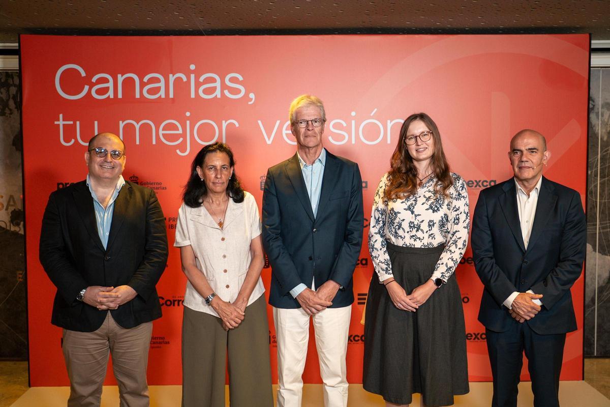De izquierda a derecha: Jorge Núñez, vicepresidente del Clúster Canarias Excelencia Tecnológica (CET); María Dolores Rodríguez, economista y directora de Proyectos en AECONOMIA XXI; Martí Saballs, director de Información Económica de Prensa Ibérica y moderador de la jornada; Amy Victoria Van Maasdam, CEO de Apeiron; y Antonio Alcántara, gerente de OnTech Innovation.