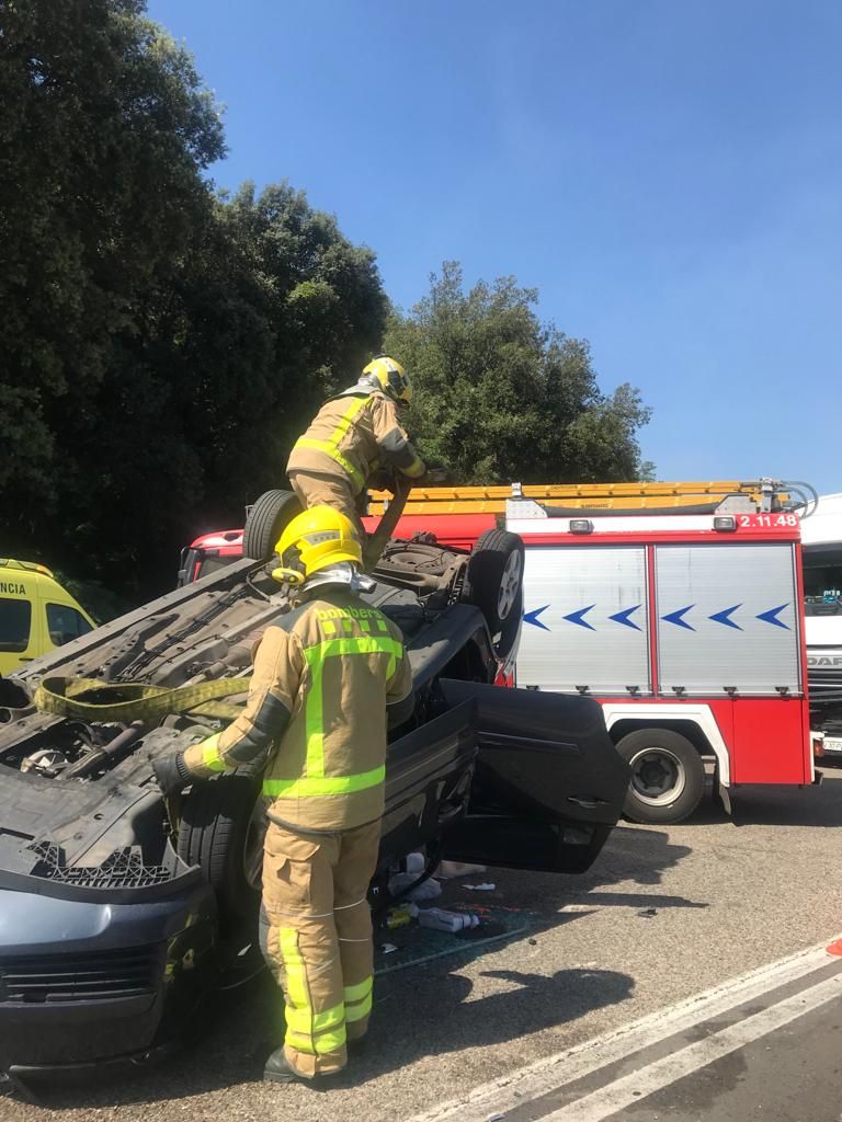 El xoc entre un cotxe i un camió talla un carril a la C-66 a Sant Julià de Ramis