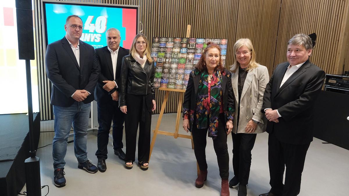 Francesc Cano, Jordi Borda, Rosa Romà, Eugènia Balcells, Àngels Ponsa i Sigfrid Gras, amb l'obra gràfica commemorativa dels 40 anys de TV3 i Catalunya Ràdio. Foto Andreu Puig CCMA