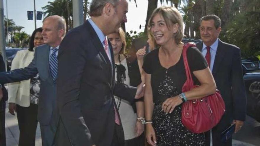 El presidente de la Generalitat, Alberto Fabra, saluda a Sonia Castedo, ayer en Alicante.