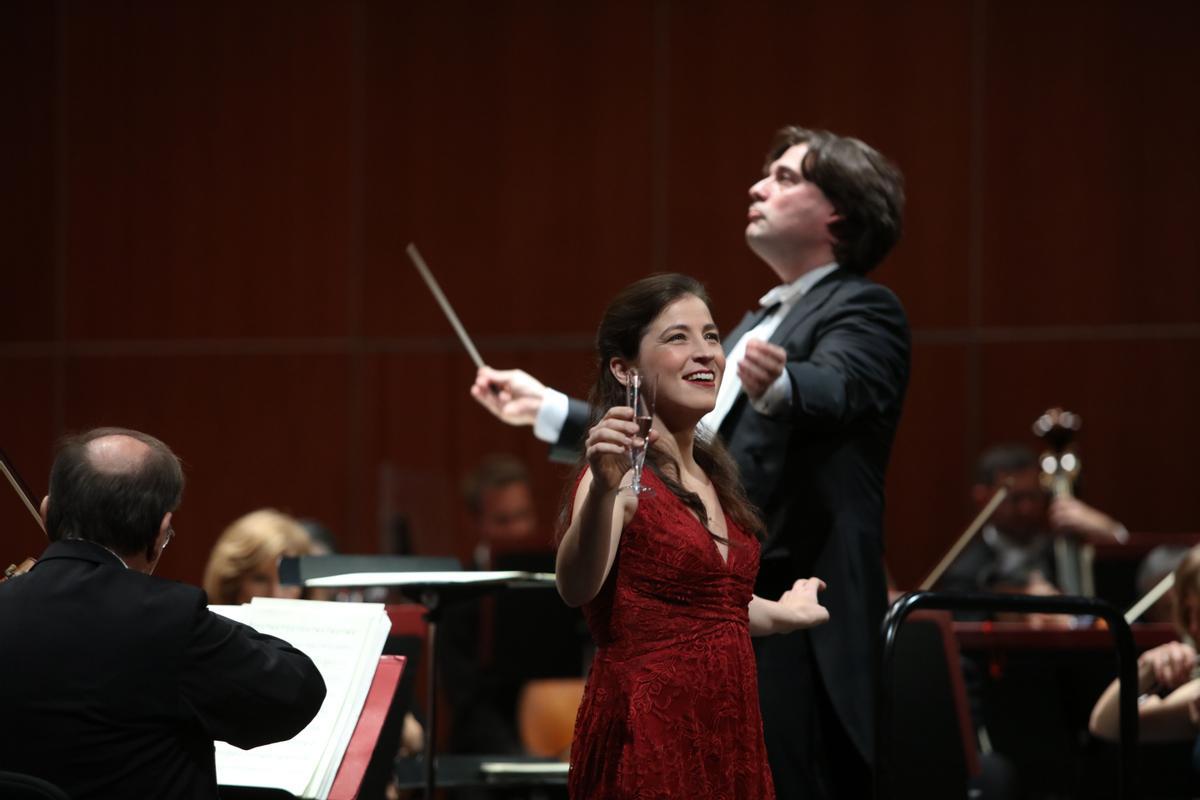 Maia Planas brinda, con el director Pablo Mielgo al fondo, en el Concierto de Año de Nuevo de 2018