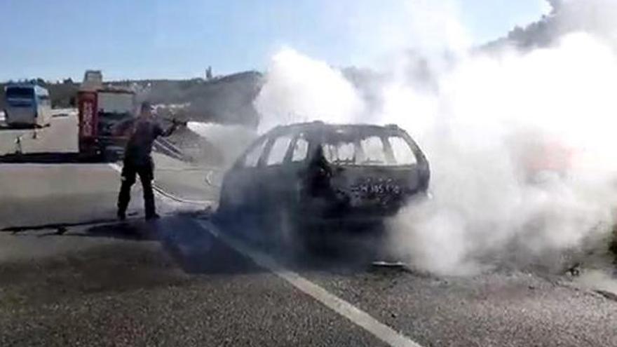 Un coche arde mientras circulaba en la A-52 en A Gudiña