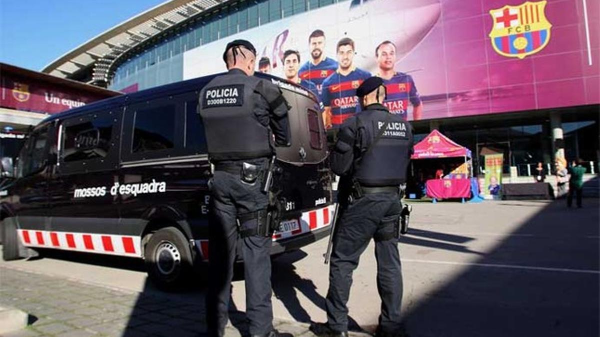 Dos agentes de los Mossos d'Esquadra vigilan el la Explanada de la Tribunal del Camp Nou antes del Barça-Real Sociedad
