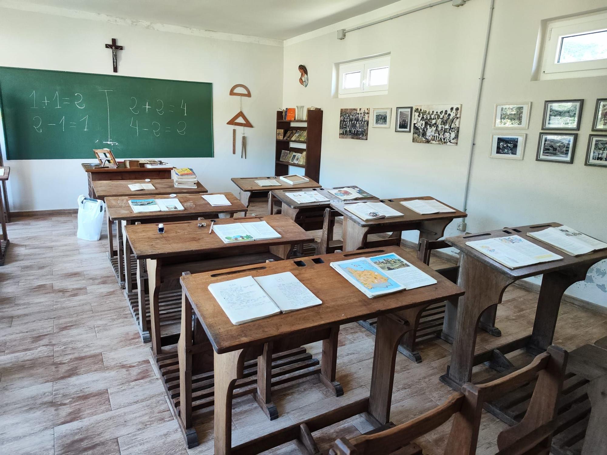 Una escuela como las de antes en Rozaes: así luce un aula de principios del siglo XX