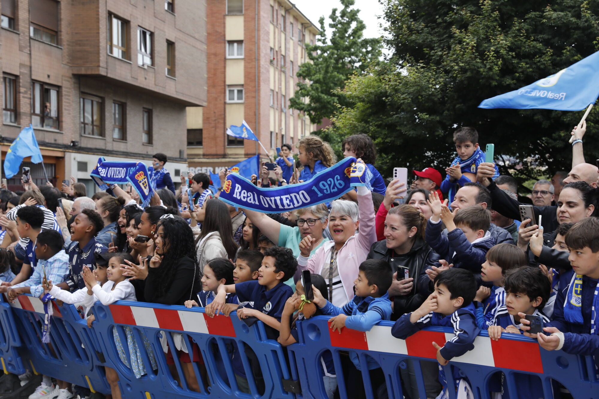 Así fue el recibimiento de la afición al Real Oviedo y toda la previa del último partido de la temporada