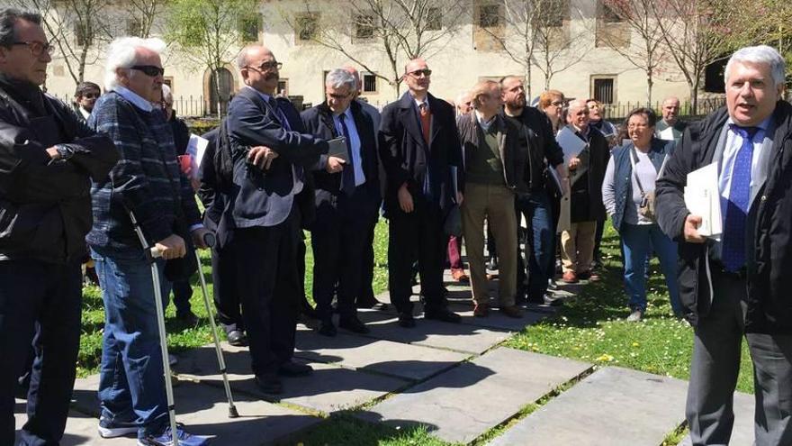 Asistentes a las jornadas durante la visita guiada por el monasterio de Valdediós.