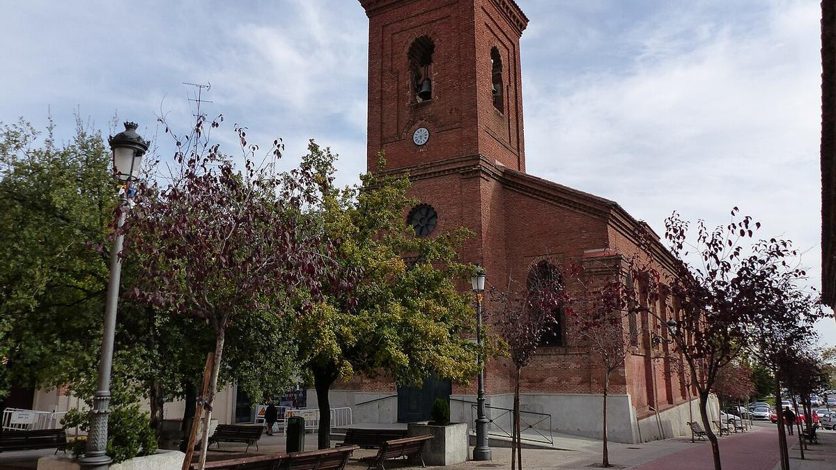 Iglesia de San Matías, vista desde la plaza de la Iglesia, Hortaleza, Madrid, España, 2015