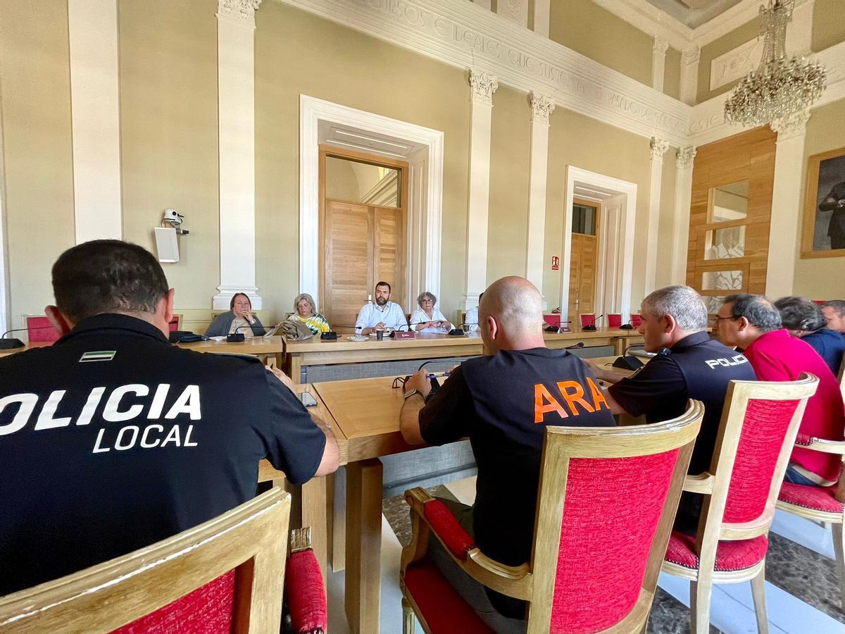 Reunión entre organizadores y mandos policiales en el Salón de Plenos este domingo.