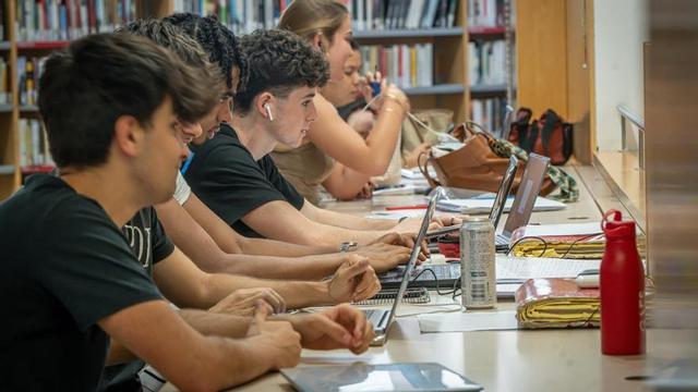 Alumnes de batxillerat, estudiant a la biblioteca Jaume Fuster de Barcelona.