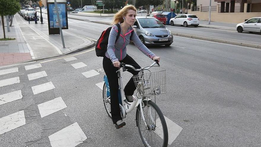 Una ciclista en el carril bici de la calle Martínez Maldonado.