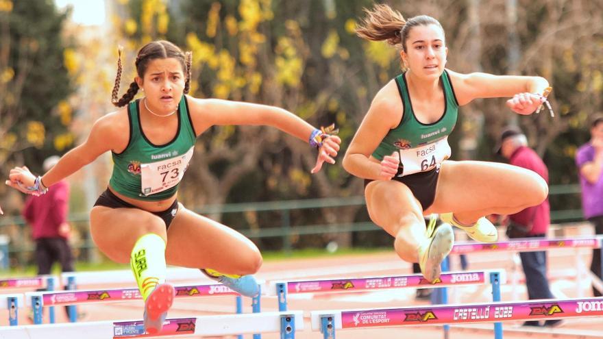 Dos atletas del Playas, con los dorsales de Facsa, en la pasada Copa Nadal.