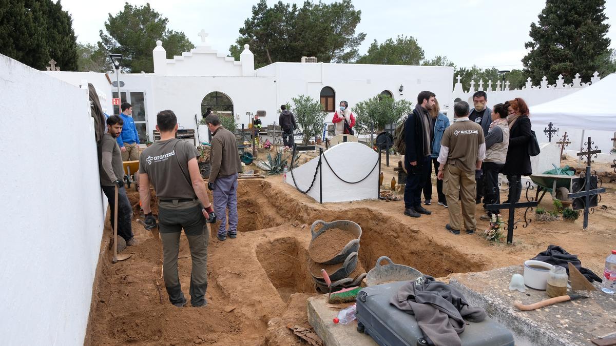 Trabajos de exhumación en el cementerio de Formentera.