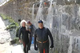 Nuevas duchas en la Escalerona y últimos retoques en la playa de San Lorenzo para el inicio de la temporada de baños