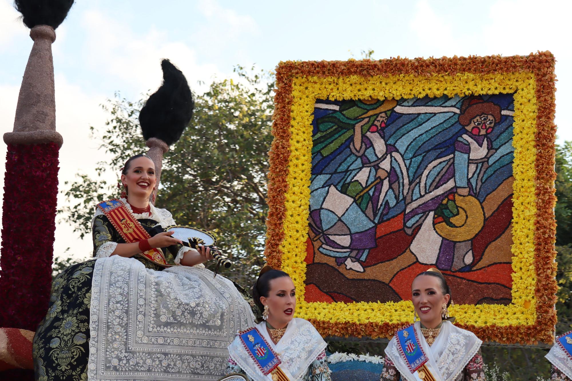 La Batalla de Flores reúne a las falleras de 2022 y 2023