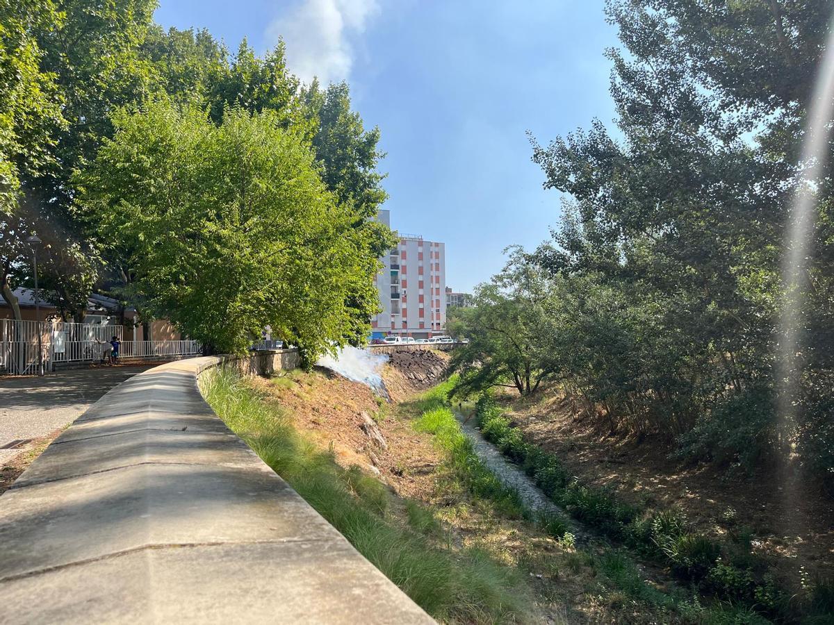 Imatges del foc a la riba del riu Güell