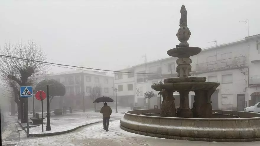 Vídeo | Tornavacas amanece cubierto de un manto blanco